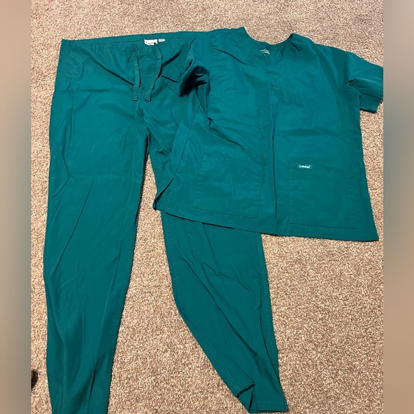 LANADU scrubs. 2 pairs!!! TOP SIZE MEDIUM AND BOTTOMS SIZE LARGE! A great deal - Picture 1 of 7